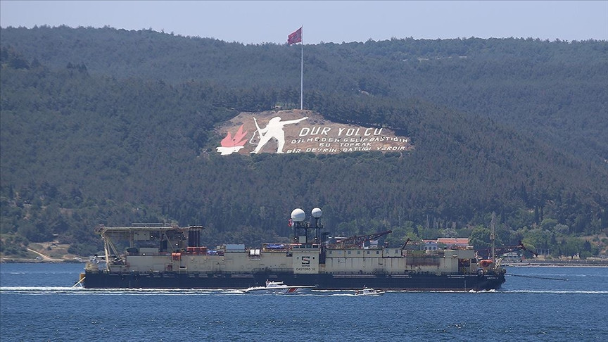 Karadeniz'e Doğal Gaz Borularını Yerleştirecek Gemi Çanakkale Boğazı'ndan Geçti
