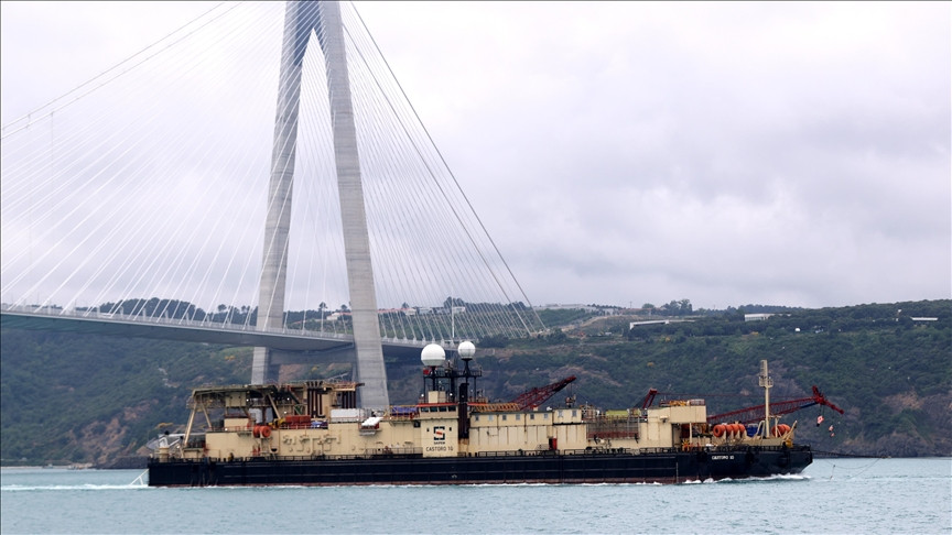 Karadeniz'e Doğal Gaz Borularını Yerleştirecek Gemi İstanbul Boğazı'ndan Geçti